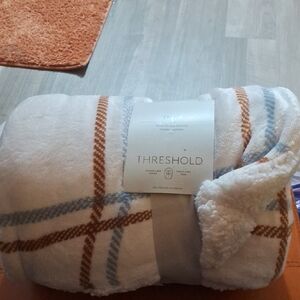 Threshold Cream and Tan Plaid Throw,Size::50in×60in.⭐️⭐️
